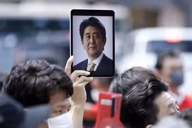 Người dân cầm ảnh tưởng niệm cố Thủ tướng Nhật Bản Abe Shinzo