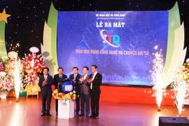 Các lãnh đạo Hội Nghệ nhân và Thương hiệu bấm nút ra mắt Viện Ứng dụng công nghệ và Chuyển đổi số