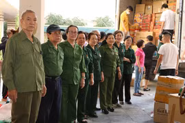 Các cựu thanh niên xung phong quận Đống Đa nhiệt tình góp sức vào chiến dịch hỗ trợ người dân miền Trung