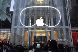 Rất đông người hâm mộ Apple tập trung trước một cửa hàng để mua kính Vision Pro (ảnh: AFP)