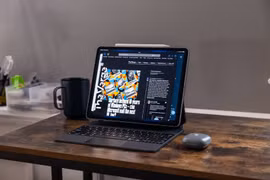 Mẫu iPad Pro màn hình 12.9 inch phiên bản 2022 (ảnh: The Verge)