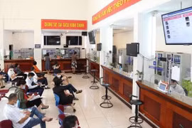 Người dân làm thủ tục hành chính công tại một quận ở Hà Đông