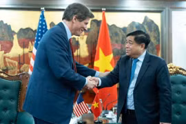Thứ trưởng Ngoại giao Hoa Kỳ Jose Fernandez gặp Bộ trưởng Bộ Kế hoạch và Đầu tư Việt Nam Nguyễn Chí Dũng (ảnh: Đại sứ quán Hoa Kỳ tại Hà Nội)