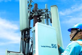Công nhân lắp đặt một trạm thu phát sóng 5G tại Hà Nội