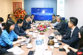 Lãnh đạo VDCA (bên phải) làm việc với đoàn công ty CMST (bên trái) chiều 27/3 tại Hà Nội