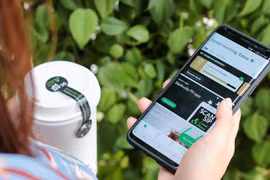 Ngoài việc giúp khách hàng đặt hàng và thanh toán online dễ dàng, ứng dụng số của Starbucks còn cung cấp nền tảng để khách hàng gửi ý kiến phản hồi, đánh giá về sản phẩm, dịch vụ 