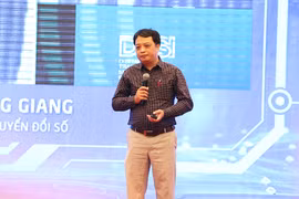 Ông Lê Nguyễn Trường Giang chia sẻ về đề tài chuyển đổi số tại Diễn đàn thúc đẩy tiến trình Chuyển đổi số quốc gia
