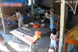 Con dâu bạo hành mẹ chồng (cảnh cắt từ clip)