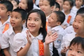 Trẻ em dự lễ khai giảng năm học mới