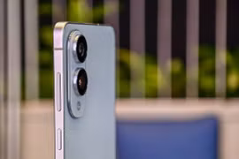 Galaxy S25 Edge. Ảnh: The Verge