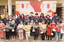 Biệt đội giải cứu đồ ăn mang niềm vui đến với trẻ em Hòa Bình