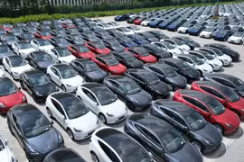 Các dòng xe Tesla đang chờ để đưa lên tàu tại cảng Nangang vào ngày 6 tháng 9 năm 2023 tại Thượng Hải, Trung Quốc (ảnh Getty Images)