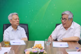 ông Nguyễn Sĩ Dũng và GS Vũ Minh Giang