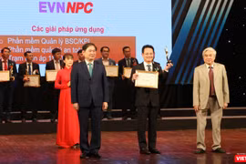 Các đơn vị nhận cúp và bằng chứng nhận từ đại diện Ban Tổ chức giải thưởng Chuyển đổi số Việt Nam 2020