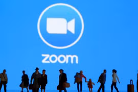 Ứng dụng Zoom bỗng dưng trở nên phổ biến trong thời kỳ dịch Covid-19 bùng phát (ảnh The Guardian)