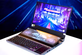 Chiếc ROG Zephyrus Duo 15. Asus được coi là một hãng sản xuất laptop thường xuyên tung ra thị trường các mẫu laptop có thiết kế độc đáo.
