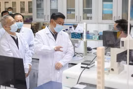 Chủ tịch Trung Quốc Tập Cận Bình thăm Học viện Quân y ở Bắc Kinh vào tháng 3/2020 (ảnh: Tân Hoa xã)