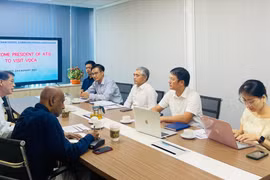 Chủ tịch Hiệp hội Công nghiệp Viễn thông Singapore thăm và làm việc với VDCA