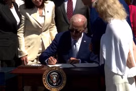 Tổng thống Joe Biden ký ban hành đạo luật thúc đẩy ngành sản xuất chip của Hoa Kỳ