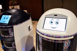 Robot phục vụ phòng tại một khách sạn ở Singapore - quốc gia dẫn đầu Đông Nam Á về ứng dụng AI. Khách sạn là lĩnh vực then chốt của công nghệ này (ảnh: Reuters)
