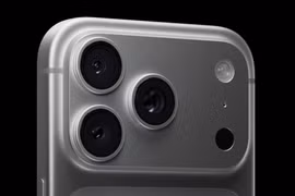 Dòng iPhone 17 có phần ăng ten được làm khá dày. Ảnh: Apple