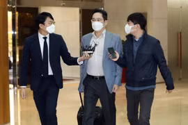 Báo chí Hàn Quốc phỏng vấn Phó Chủ tịch Samsung tại sân bay trước khi sang Việt Nam (Ảnh: Korea Times)
