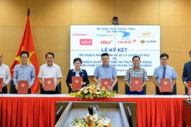 Đại diện 7 nhà mạng ký cam kết xử lý cuộc gọi rác (ảnh: Cục Viễn thông)