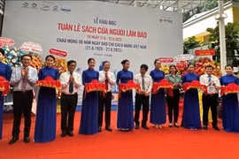 Lãnh đạo Sở TT&TT và Hội nhà báo thành phố HCM cắt băng khai mạc "Tuần lễ sáng của người làm báo"