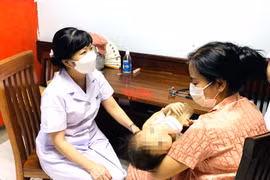 TS.BS Nguyễn Phạm Anh Hoa - Trưởng khoa Gan mật, Bệnh viện Nhi Trung ương - tư vấn cho gia đình bệnh nhi