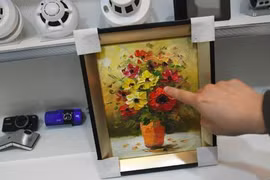 Bức tranh chứa một camera giấu kín (ảnh: Getty Images)