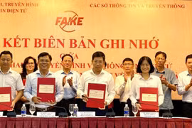 Cục Phát thanh Truyền hình và Thông tin điện tử ký biên bản hợp tác xử lý tin giả trên không gian mạng với Sở Thông tin và Truyền thông 6 tỉnh, thành phố (ảnh: ICTnews)