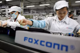 Công nhân lắp ráp thiết bị điện tử tại nhà máy của Foxconn ở Thâm Quyến (ảnh Getty Images)