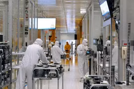 Công nhân tại nhà máy sản xuất chip của công ty SkyWater Technology ở Bloomington, Minnesota, Mỹ (ảnh: Reuters)