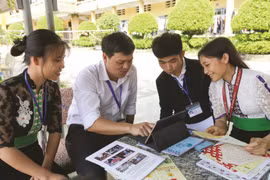 Giáo viên và học sinh vùng cao sử dụng máy tính bảng. Ảnh: báo Dân tộc.