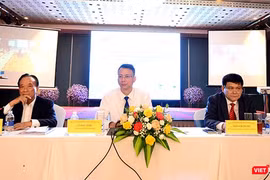 Chuyên gia tài chính Nguyễn Trí Hiếu, ông Lê Anh Dũng - Phó Vụ trưởng Vụ Thanh toán Ngân hàng Nhà nước và ông Trần Kim Chung - Phó Viện trưởng Viện Nghiên cứu Quản lý Kinh tế Trung ương chủ trì diễn đàn