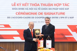 Hiệu trưởng Huỳnh Quyết Thắng và Giám đốc khu vực Châu Á – Thái Bình Dương của AUF Laurent Sermet tại lễ ký kết hợp tác