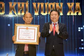 Ông Bùi Quang Độ được Phó Chủ tịch UBND TPHCM Dương Anh Đức trao Bằng khen của UBND thành phố cho Đại học Văn Lang