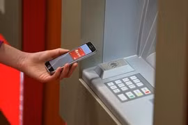 Dịch vụ ngân hàng trên điện thoại thông minh đang dần thay thế việc rút tiền ATM