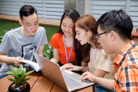 Thông qua môi trường Internet, sinh viên sẽ không mấy khó khăn để tiếp cận các đề tài mới. Ảnh: Người Lao Động