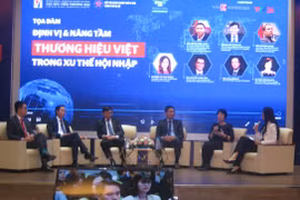 Các diễn giả trong phần giao lưu tại diễn đàn mở về định vị và nâng tầm thương hiệu Việt