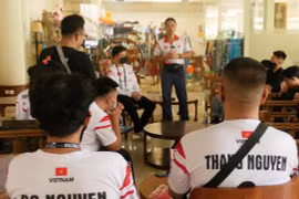 Ông Đỗ Việt Hùng - Tổng thư ký Hội Thể thao Điện tử Giải trí Việt Nam - 'lên dây cót' cho các tuyển thủ Việt Nam tại IESF WEC 2022