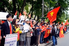 Người Việt tại Ukraine trong một cuộc biểu tình ủng hộ đất nước. Ảnh: Vietnamplus