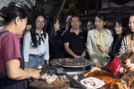 Đoàn khảo sát tham quan và nghe giới thiệu về sản phẩm đặc sản Lợn quay tại cơ sở chế biến Lợn quay Thanh Nhài, phường Vĩnh Trại, TP. Lạng Sơn