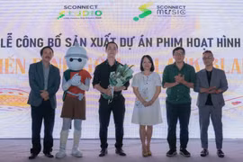 NSND Phạm Ngọc Tuấn (trái) trao hoa cho đại diện ekip “Chiến binh gốm - Blank Blank” được thực hiện hoàn toàn bằng công nghệ Stopmotion.