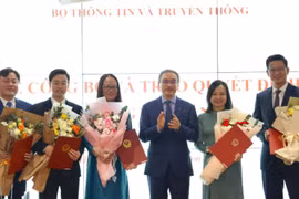 Thứ trưởng Bộ TT&TT Phan Tâm trao quyết định bổ nhiệm cán bộ.