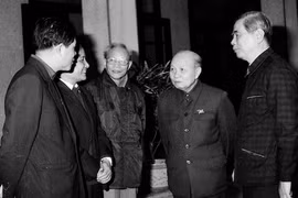 Từ phải qua, hai nhà lãnh đạo Nguyễn Văn Linh và Trường Chinh trò chuyện với các thành viên trong ban soạn thảo Văn kiện Đại hội VI.