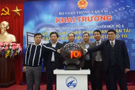 Thứ trưởng Nguyễn Hồng Trường cùng ấn nút khai trương.