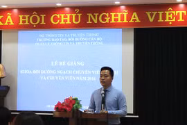 Ông Đinh Đức Thiện phát biểu tại một lễ Bế giảng của nhà trường.
