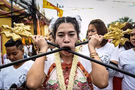 Một số người cũng tham dự trò “hành xác” này.