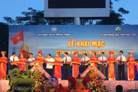 Các đại biểu cắt băng khai mạc Triển lãm